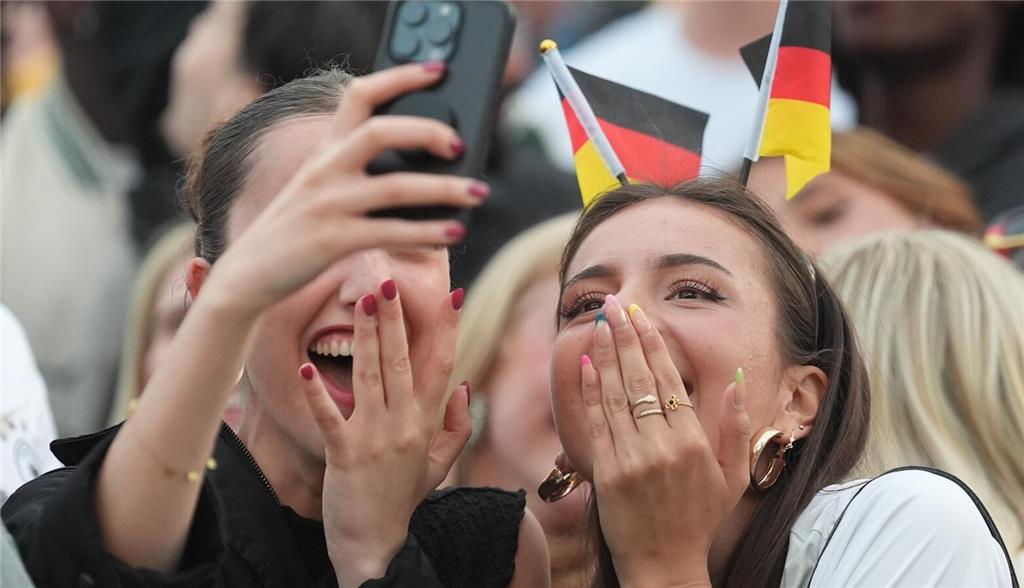 Deutschland-Fans jubeln nach dem Treffer zum 1:0 während der Live-Übertragung de...