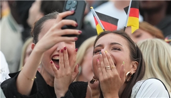 Deutschland-Fans jubeln nach dem Treffer zum 1:0 während der Live-Übertragung des Eröffnungsspiels Deutschland gegen Schottland vor der Leinwand des EM-Fanfestes auf dem Heiligengeistfeld. 