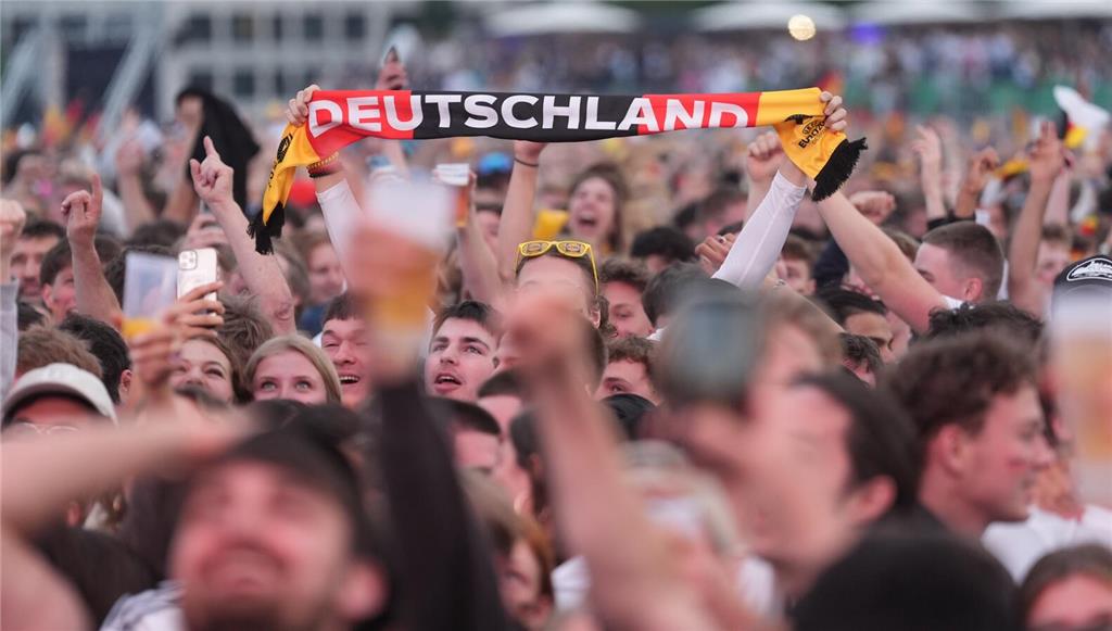 Deutschland-Fans jubeln nach dem Treffer zum 1:0 während der Live-Übertragung de...
