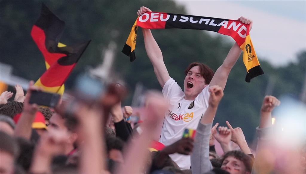 Deutschland-Fans jubeln nach dem Treffer zum 3:0 während der Live-Übertragung de...