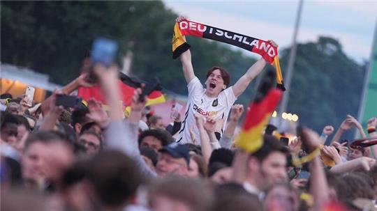 Deutschland-Fans jubeln nach einem Treffer zum.