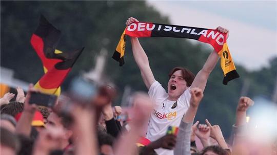 Deutschland-Fans jubeln vor der Leinwand des EM-Fanfestes auf dem Heiligengeistfeld.