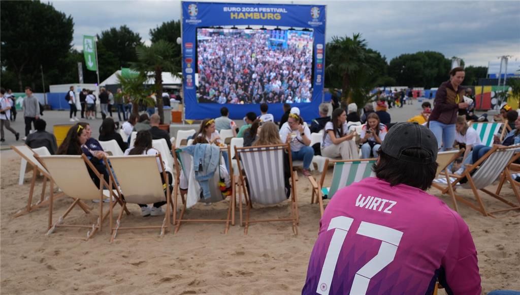 Deutschland-Fans sitzen in einem Beach-Club auf dem Gelände des EM-Fanfestes auf...