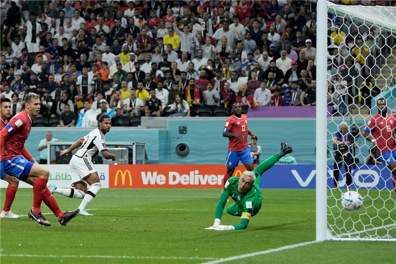 Trotz Sieg: Deutschland ist raus aus der WM Deutschland, Vorrunde, Gruppe E, Spieltag 3, im Al-Bait Stadion, Deutschlands Serge Gnabry (3vr) erzielt das Tor zum 0-1. Foto: Hassan Ammar/AP/dpa