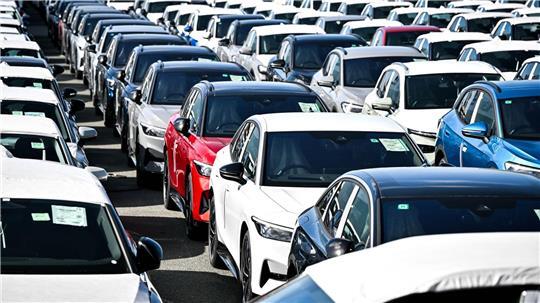 Deutschland exportiert viele Autos in die USA - aber laut Statistischem Bundesamt seit dem Inkrafttreten der höheren Einfuhrzölle mit einem geringeren Wert. (Symbolbild) 