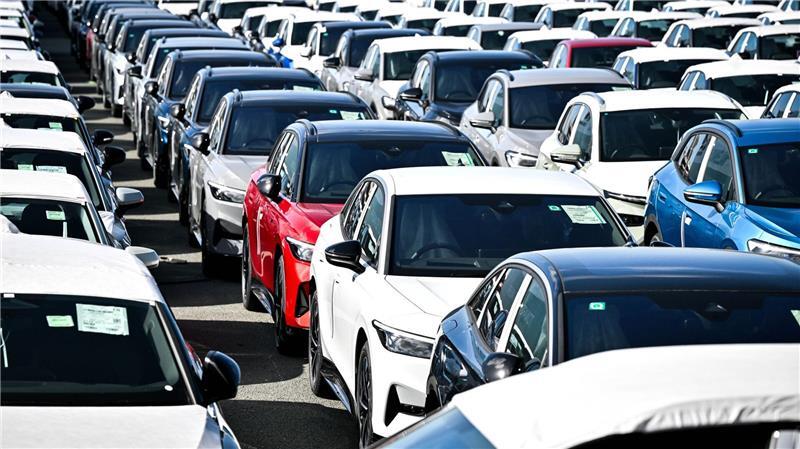 Deutschland exportiert viele Autos in die USA - aber laut Statistischem Bundesamt seit dem Inkrafttreten der höheren Einfuhrzölle mit einem geringeren Wert. (Symbolbild) 