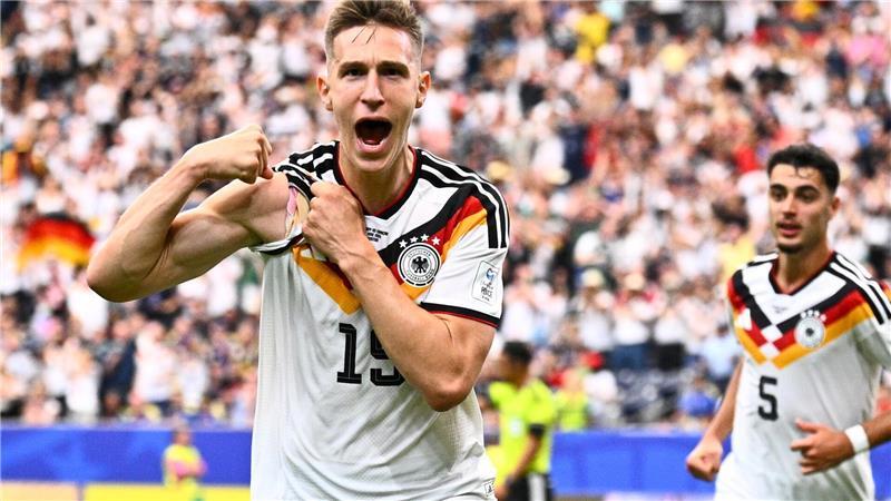 Deutschland lässt die Muskeln spielen, Nico Schlotterbecks Jubel nach seinem Kopfballtor.