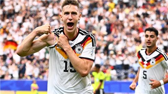 Deutschland lässt die Muskeln spielen, Nico Schlotterbecks Jubel nach seinem Kopfballtor.