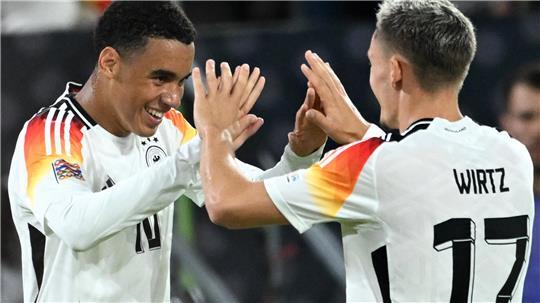 Jamal Musiala (l) jubelt mit Deutschlands Florian Wirtz 