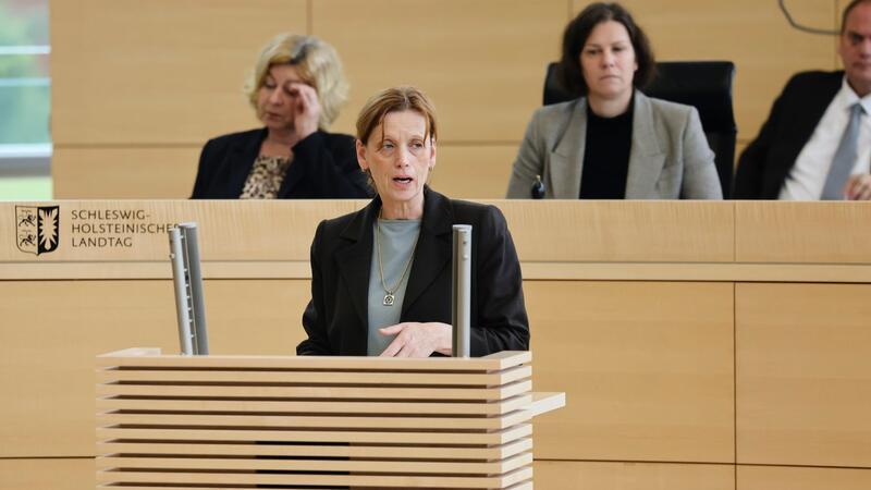 Prien: Deutschland muss sozialer Bildungsstaat werden „Deutschland muss den Weg vom Sozialstaat zum sozialen Bildungsstaat einschlagen“, sagt CDU-Bundesvize Karin Prien.
