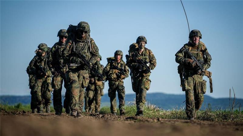 Nato-Kalkulationen: Neue Ziele werden für Deutschland teuer Deutschland soll seine militärischen Fähigkeiten in den kommenden Jahren nach dem jüngsten Stand der Aufrüstungspläne der Nato deutlich ausbauen. (Archivbild)