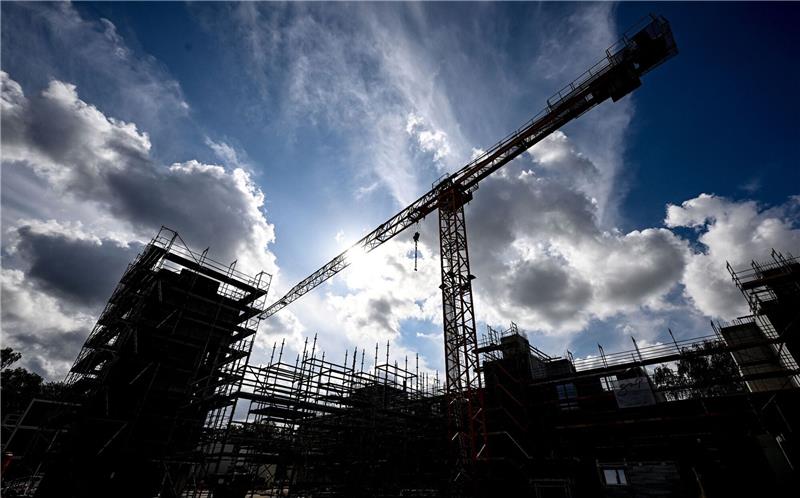 Bau- und Immobilienbranche: Erst Krise, jetzt Alarmstimmung Deutschland steuere mit zunehmender Geschwindigkeit auf einen «Crash der Baubranche» zu, warnt Handwerkspräsident Jörg Dittrich.