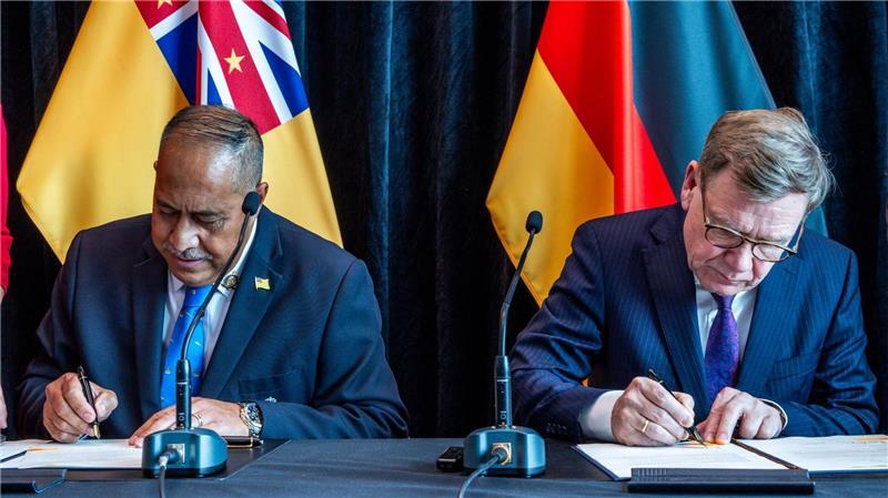 Seltene Zeremonie: Wadephul und die Pazifik-Insel Niue Deutschland und der pazifische Inselstaat Niue nehmen diplomatische Beziehungen auf.
