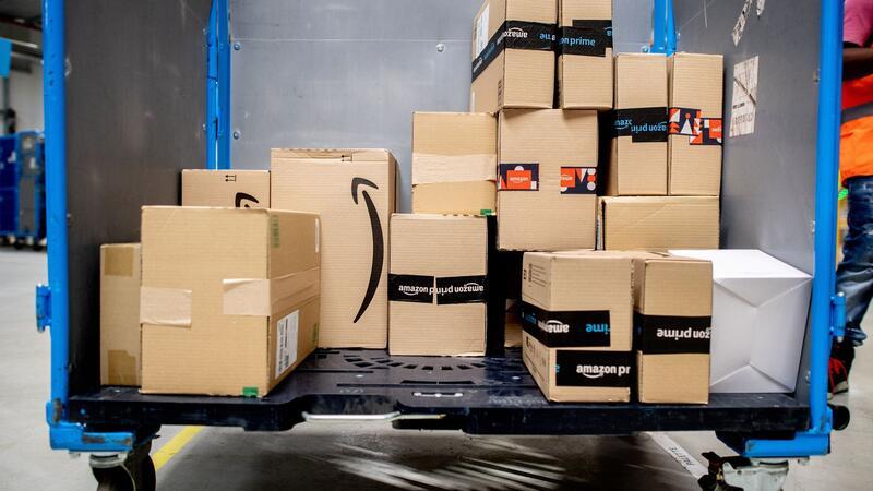 Amazon lässt KI Werbung erzeugen Deutschland war 2023 laut Geschäftsbericht von Amazon mit knapp 37,6 Milliarden Dollar Umsatz zweitgrößter Markt nach den USA, wenn auch mit deutlichem Abstand.