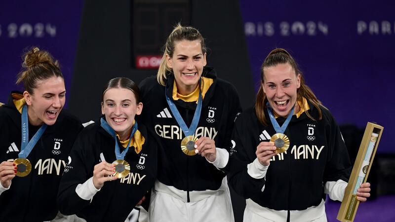 Deutschlands 3x3-Basketballerinnen mit ihren Goldmedaillen (von links): Marie Reichert, Elisa Mevius, Sonja Greinacher und die ehemalige Rotenburgerin Svenja Brunckhorst.
