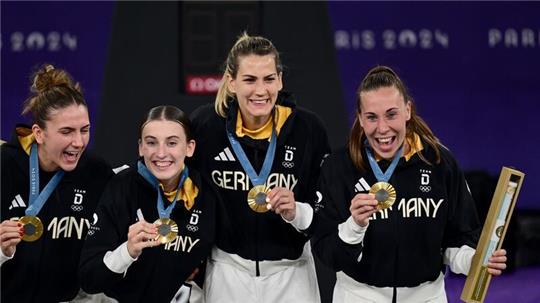 Deutschlands 3x3-Basketballerinnen mit ihren Goldmedaillen (von links): Marie Reichert, Elisa Mevius, Sonja Greinacher und die ehemalige Rotenburgerin Svenja Brunckhorst.