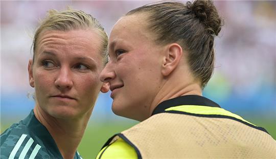Deutschlands Alexandra Popp (l) und Deutschlands Torhüterin Almuth Schult vor dem Spiel. Die beiden Fußballerinnen sehen das mögliche Engagement eines saudischen Sponsors kritisch. Foto: Sebastian Christoph Gollnow/dpa