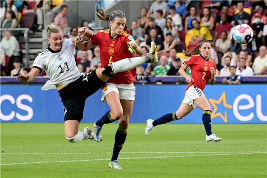 Deutschlands Alexandra Popp (links) und Irene Paredes aus Spanien kämpfen um den Ball. Foto: Sebastian Christoph Gollnow/dpa