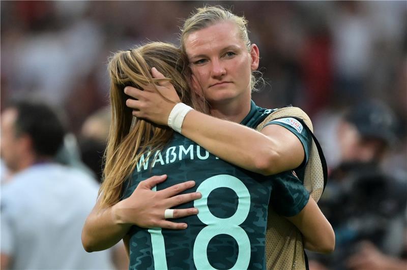 Ende der Traumreise für deutsche Fußballerinnen - 1:2 in Wembley Deutschlands Alexandra Popp umarmt Deutschlands Tabea Waßmuth nach dem Abpfiff. Foto: Sebastian Christoph Gollnow/dpa