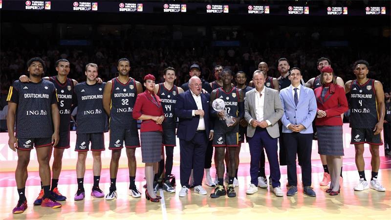 Auch ohne viele Stars: Basketballer gewinnen Supercup Deutschlands Basketballer haben den nächsten Pokal gewonnen.
