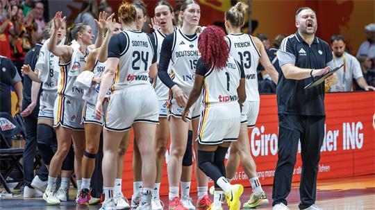 Deutschlands Basketballerinnen feiern den Einzug in die K.o.-Runde.