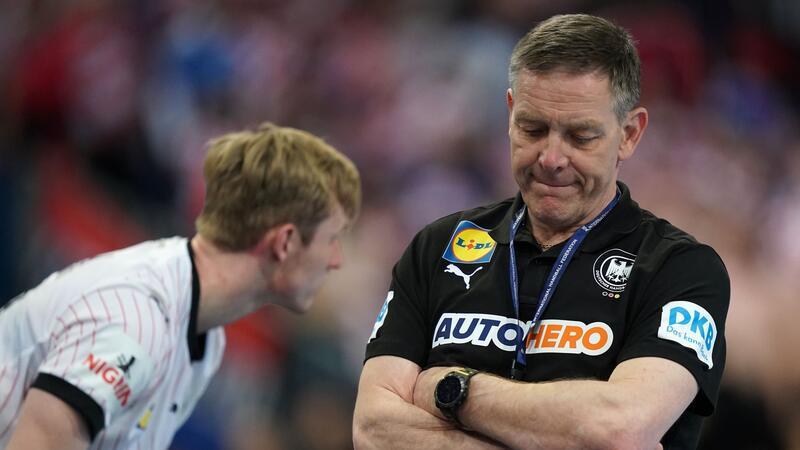 Endspiel um Olympia: Das DHB-Team und seine Baustellen Deutschlands Bundestrainer Alfred Gislason (r) und Marian Michalczik stehen am Spielfeldrand.