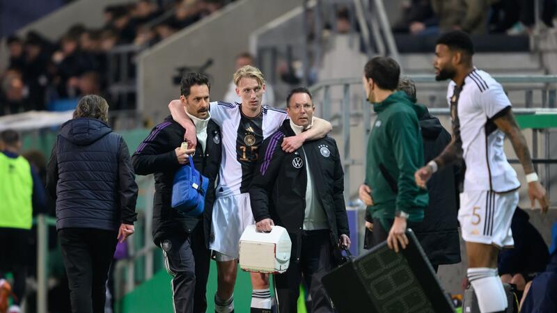 Bangen um U21-Nationalspieler Kleine-Bekel Deutschlands Colin Noah Kleine-Bekel wird verletzt vom Feld geführt.