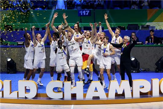 Deutschlands Dennis Schröder (4.vl) hebt den Pokal bei der Siegerehrung hoch und feiert mit dem Team den WM-Titel.