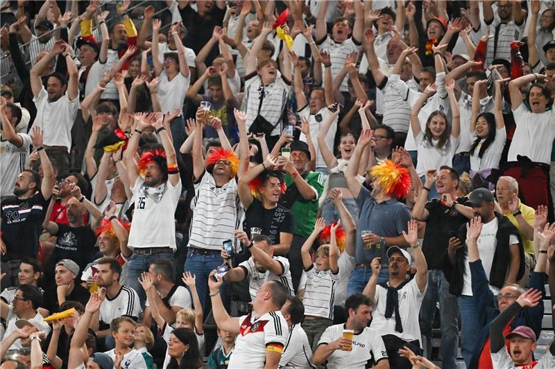 Völler erweckt DFB-Elf – und muss jetzt eigentlich weitermachen Deutschlands Fans feiern ihre Mannschaft: Die Nationalelf hat unter Interims-Teamchef Rudi Völler in Dortmund das Testspiel gegen Frankreich mit 2:1 gewonnen.