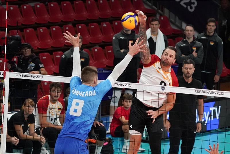 EM-Aus der Volleyballer nächster Dämpfer für Olympia-Quali Deutschlands Georg Grozer (hinten) und Estlands Märt Tammearu in Aktion.
