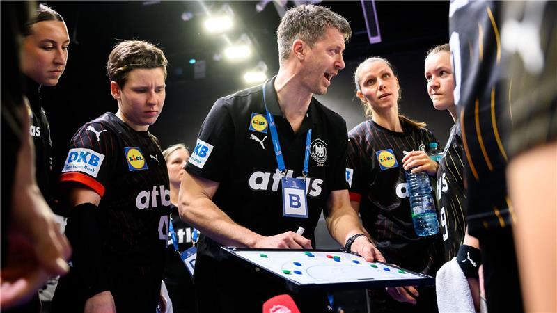 Deutschlands Handball-Trainer Markus Gaugisch in der Auszeit mit der Taktiktafel beim Spiel gegen Frankreich.