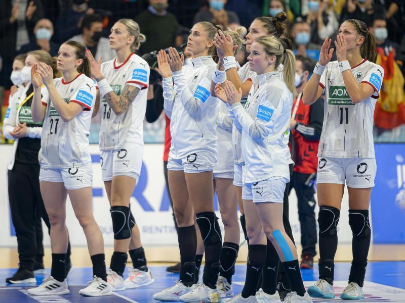 Deutschlands Handballerinnen nach dem verlorenen Spiel gegen Spanien. Foto: Marco Wolf/wolf-sportfoto/dpa