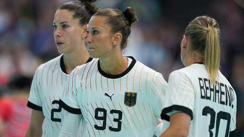 Deutschlands Handballerinnen waren nach dem verpatzten Olympia-Auftakt völlig ratlos. 