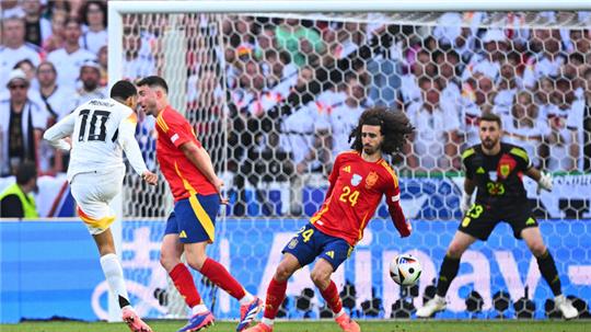 Deutschlands Jamal Musiala (l-r) in Aktion gegen Spaniens Aymeric Laporte, Marc Cucurella, der mit einem Handspiel abwehrt.