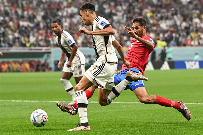 Trotz Sieg: Deutschland ist raus aus der WM Deutschlands Jamal Musiala (l) spielt gegen Celso Borges von Costa Rica. Foto: Federico Gambarini/dpa