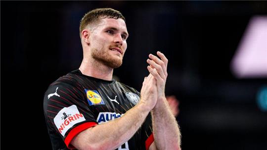 Deutschlands Johannes Golla bedankt sich nach dem Spiel bei den Fans.