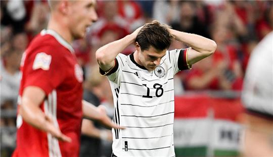 Deutschlands Jonas Hofmann (M) reagiert. Das Team von Hansi Flick kommt in der Partie gegen Ungarn nicht über ein 1:1 hinaus. Foto: Federico Gambarini/dpa