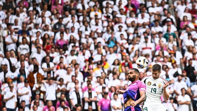 EM-Sommermärchen: Fans singen schon „Berlin, Berlin“ Deutschlands Jonathan Tah (l) und Ungarns Barnabas Varga im Kopfballduell.