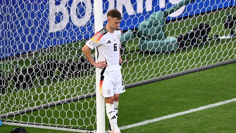 Deutschlands Joshua Kimmich steht nach dem EM-Aus enttäuscht auf dem Platz.