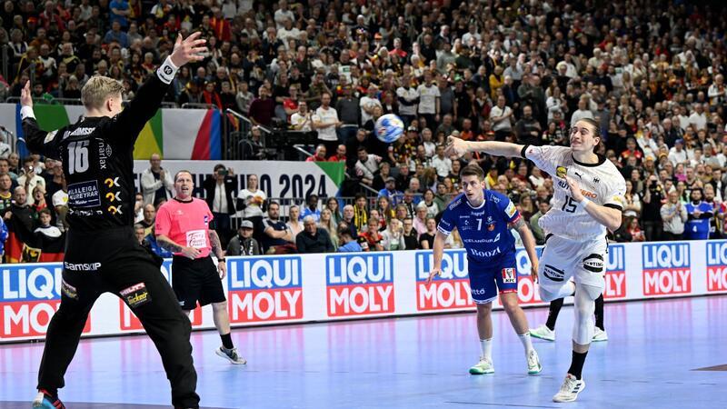 Handballer beißen sich im schwächsten Spiel bisher durch Deutschlands Juri Knorr (rechts) beim Siebenmeter gegen Islands Torwart Viktor Gisli Hallgrimsson.