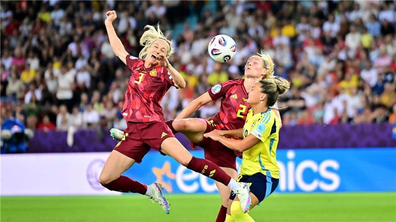 Deutschlands Kathrin Hendrich (l-r), Deutschlands Sarai Linder und Schwedens Johanna Rytting Kaneryd kämpfen bei der EM in der Schweiz um den Ball.