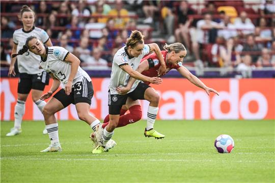 Deutschlands Lina Magull (Mitte) und Dänemarks Sanne Troelsgaard (r) kämpfen um den Ball. Foto: Sebastian Christoph Gollnow/dpa