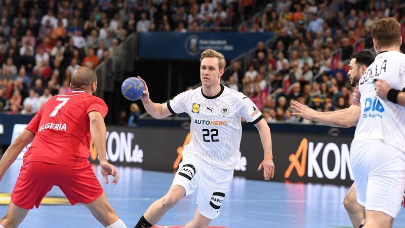 Handball-Nationalspieler Michalczik verzichtet auf Olympia Deutschlands Marian Michalczik (M) am Ball gegen Algeriens Hichem Daoud.