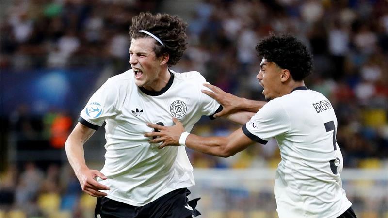 Deutschlands Merlin Röhl (l) bejubelt das Tor zum 3:2 gegen Italien bei der U21-EM mit Nathaniel Brown.