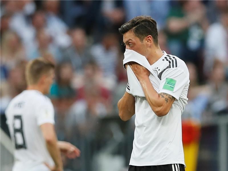 Deutschlands Mesut Özil steht nach 0:1-Niederlage gegen Mexiko enttäuscht auf dem Platz. Foto: David Klein/CSM via ZUMA Wire/dpa