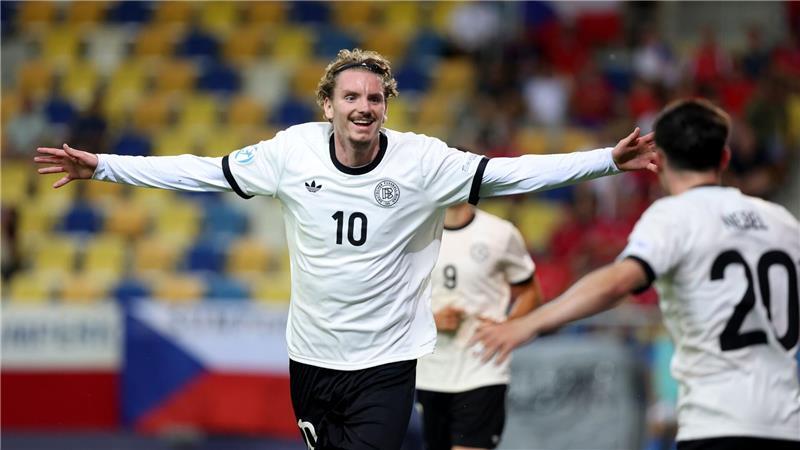 Deutschlands Nick Woltemade (l) jubelt nach dem 0:2 mit dem Teamgefährten Paul Nebel (r) gegen Tschechien bei der U21 Männer-EM.