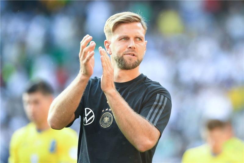 Hält Füllkrugs Treffer-Serie auch beim 1001. Länderspiel in Polen? Deutschlands Niclas Füllkrug bedankt sich nach Spielende bei den Fans.