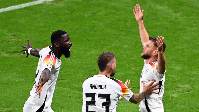 Deutschlands Niclas Füllkrug (r) jubelt mit den Teamkollegen Antonio Rüdiger (l) und Robert Andrich über seinen Treffer zum 1:1.