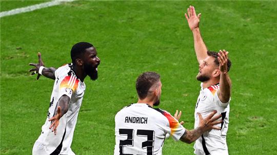 Deutschlands Niclas Füllkrug (r) jubelt mit den Teamkollegen Antonio Rüdiger (l) und Robert Andrich über seinen Treffer zum 1:1.