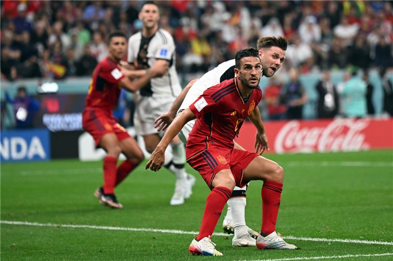 Deutschlands Niclas Füllkrug (re.) und Spaniens Koke kämpfen um den Ball. Foto: Federico Gambarini/dpa